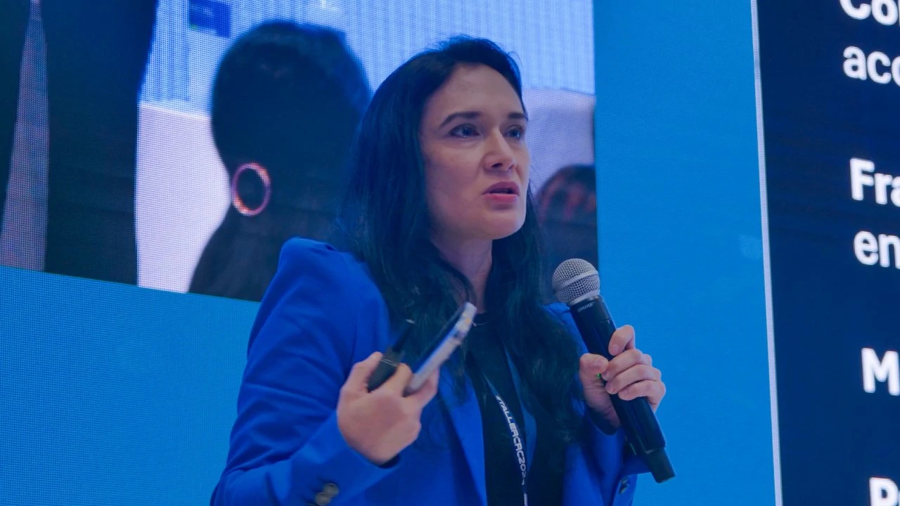 “La inteligencia artificial no es buena ni mala, simplemente es una herramienta”: Claudia Flores-Saviaga