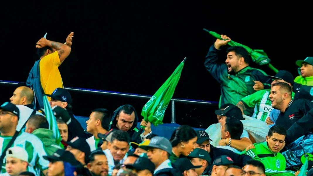 La violencia en los estadios de fútbol en Colombia sigue siendo un problema pese a la disminución de incidentes. Las autoridades deben actuar con firmeza para evitar que las barras bravas afecten la seguridad.