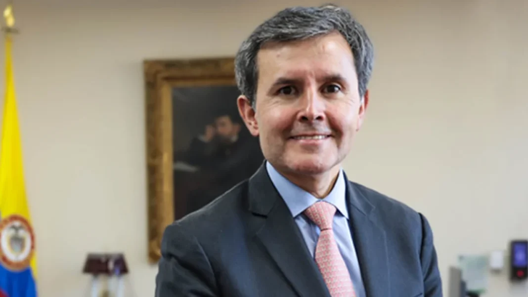 El director de crédito público del Ministerio de Hacienda, José Roberto Acosta, advirtió que Colombia enfrenta un alto riesgo de default debido a la falta de quórum en la Comisión Interparlamentaria de Crédito Público.