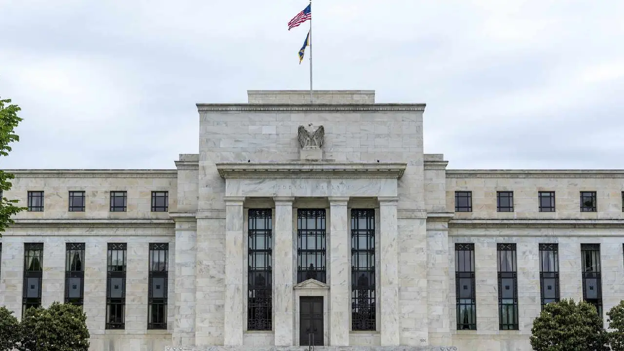 FED anuncia reducción de tasas de interés a 4,75 % - 5 %, bajando medio punto porcentual