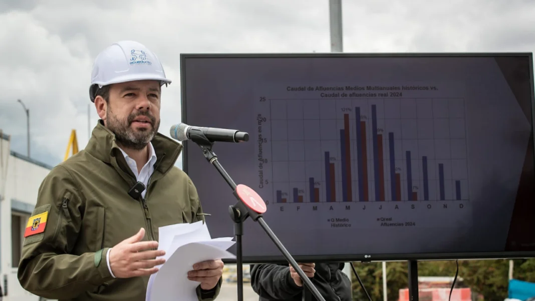 Una posible crisis de desabastecimiento de agua en Bogotá, podría generarse debido a la falta de lluvias y los bajos niveles del embalse de Chuza. Las autoridades piden ahorro para evitar racionamientos más severos.