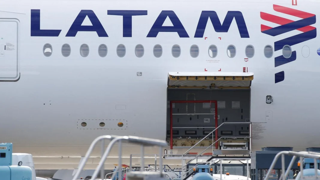 Latam Airlines busca refinanciar su deuda con la emisión de nuevos bonos por US$1.200 millones, tras salir del Capítulo 11. Este refinanciamiento fortalecerá la recuperación financiera de la aerolínea.