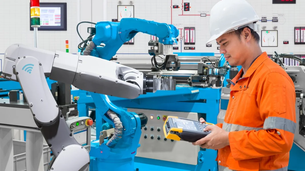 El sector manufacturero en Colombia creció un 2,0% en julio de 2024, impulsado por aumentos en la producción, aunque el empleo cayó un 0,9%, según la Encuesta Mensual Manufacturera del DANE.