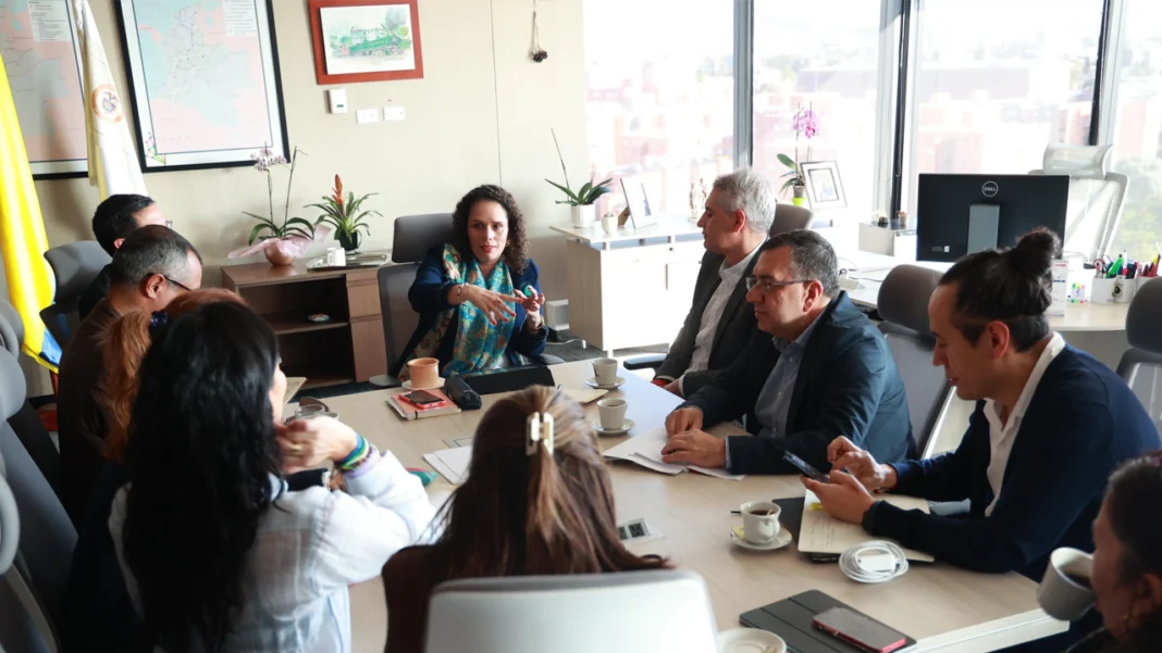 El reciente acuerdo para avanzar en las obras de acceso al Túnel del Toyo destaca que, a pesar de las diferencias políticas, es posible llegar a consensos en beneficio de toda Antioquia.