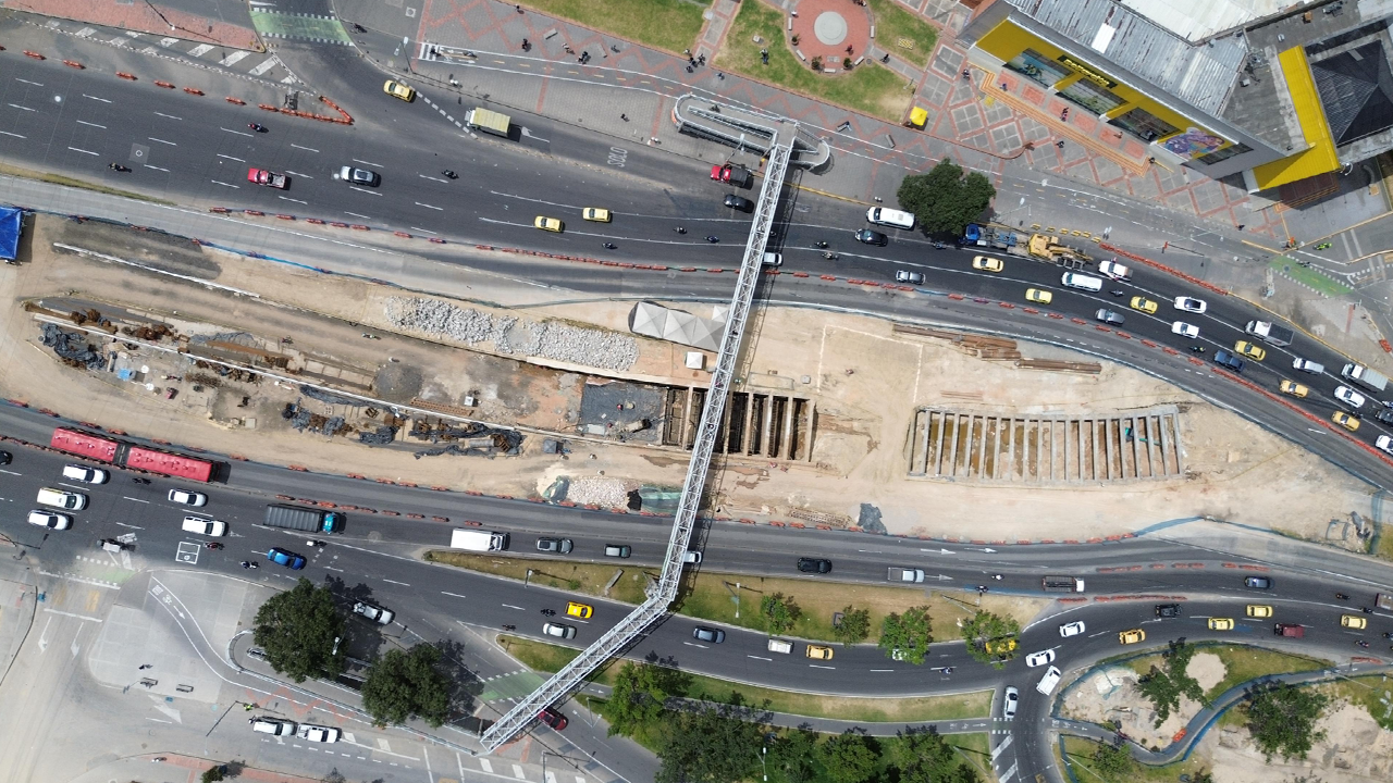 El deprimido en la Avenida 68 con Avenida Las Américas, clave para la movilidad en Bogotá, avanza con un 44.13% de ejecución. Será vital para conectar el TransMilenio y la futura Línea 1 del Metro de Bogotá.