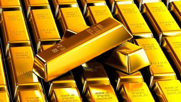 El precio del oro alcanzó un máximo histórico de US$2.572,98 por onza, impulsado por la caída del dólar y la demanda de refugio seguro, afectando el mercado colombiano con un alza en el valor del metal.