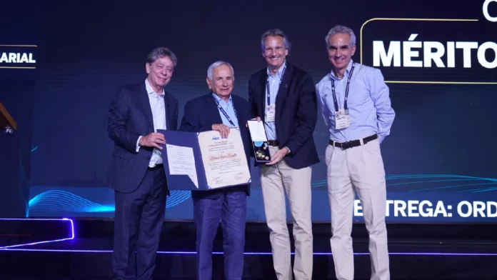 Alfonso Salas Trujillo, líder del Puerto de Cartagena, recibe el galardón “José Gutiérrez Gómez”