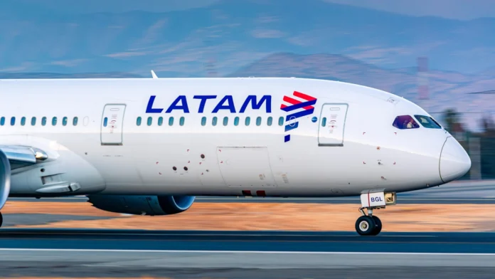 LATAM Airlines invertirá US$360 millones en la renovación de 24 aviones Boeing 787, mejorando la experiencia de los pasajeros y destacándose por ser la primera aerolínea en Sudamérica con cabinas Premium Business con puertas.