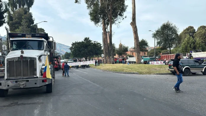 Paro camionero en Bogotá: 6 días de gasolina disponible y reducción del 51% en abastecimiento de alimentos