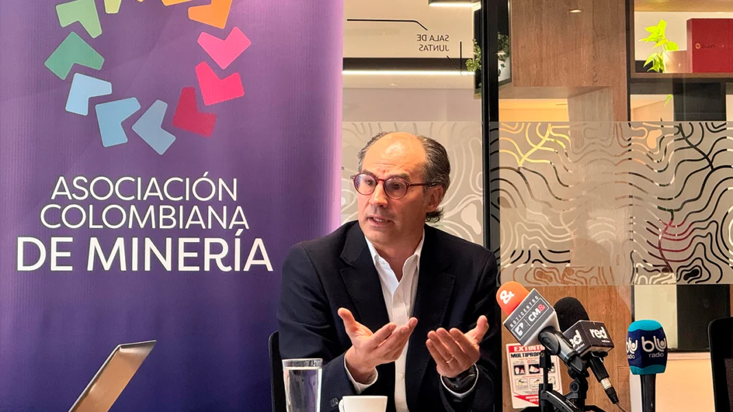 En una rueda de prensa conferida por la Asociación Colombiana de Minería (ACM), Juan Camilo Nariño presidente de la entidad explicó las graves consecuencias que tiene el Decreto 044 del Ministerio de Ambiente para el sector minero del país.