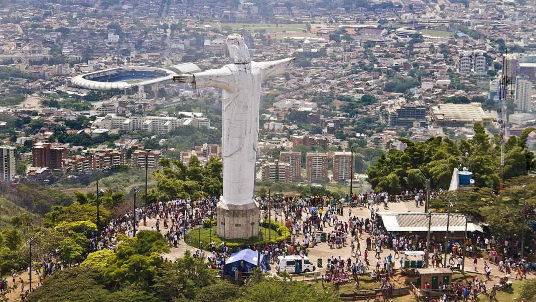 Cali, que había estado sumida en crisis por años debido a gobiernos populistas y poco efectivos, comienza a mostrar signos de mejoría, recuperando parte de su antigua gloria.