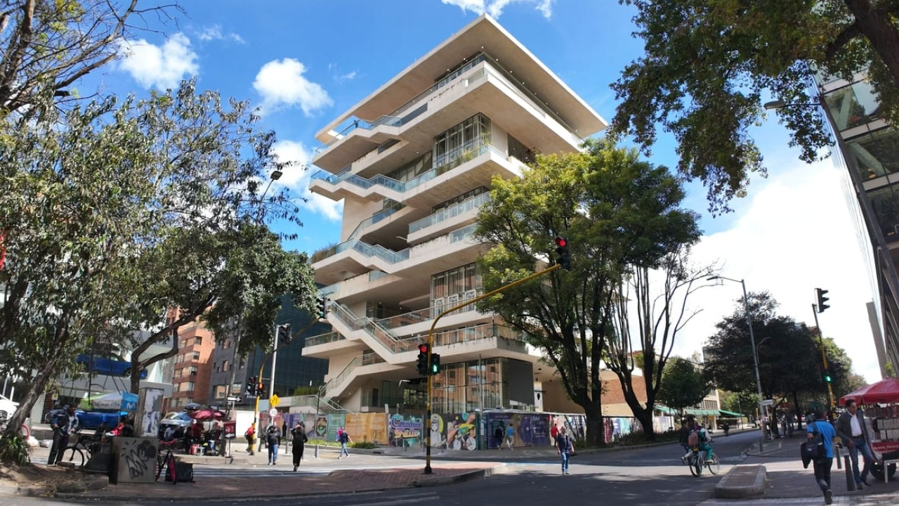 El alcalde Carlos Fernando Galán inauguró el Centro Felicidad de Chapinero, una obra iniciada por Enrique Peñalosa y continuada por Claudia López, que busca ofrecer espacios de integración y cultura para todos los ciudadanos.