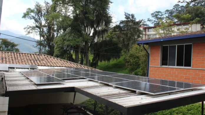 Colegios en Antioquia le apuestan a la energía solar para reducir su huella de carbono