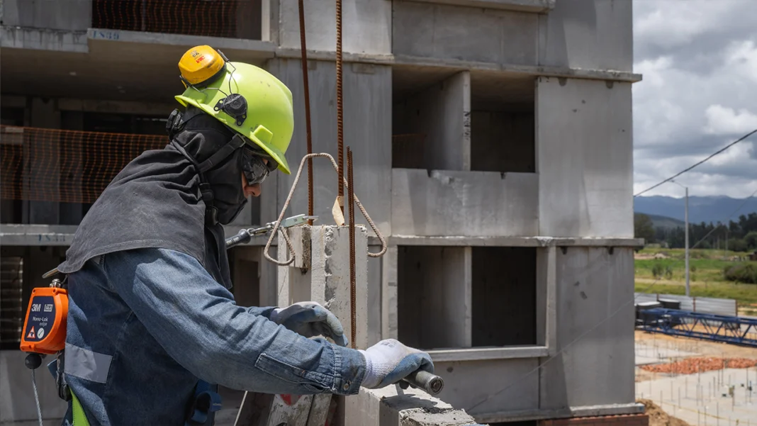 Cementos Argos lidera la construcción sostenible en Colombia con soluciones innovadoras como la automatización de CO2, el uso de BIM y la impresión 3D, contribuyendo a reducir el impacto ambiental.