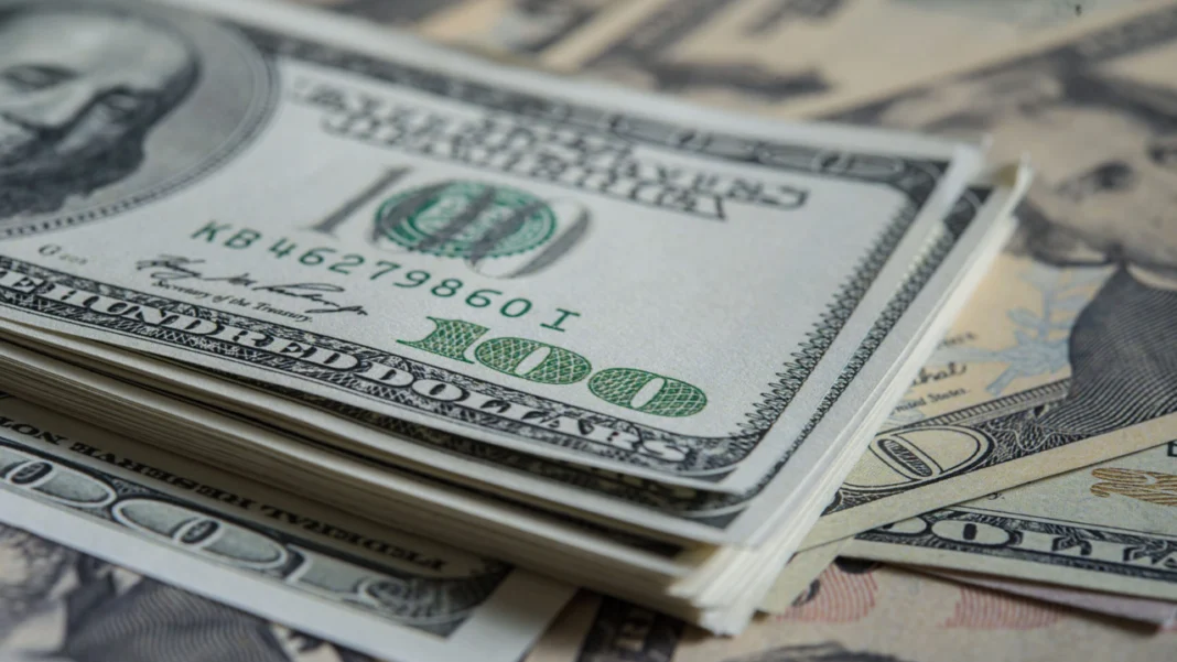 Comprar dólares en casas de cambio cuesta hasta $96 más que la TRM vigente