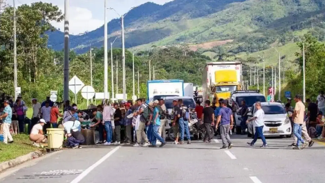 Primer día de diálogo con mineros; exigen formalización y fin en la quema de herramientas