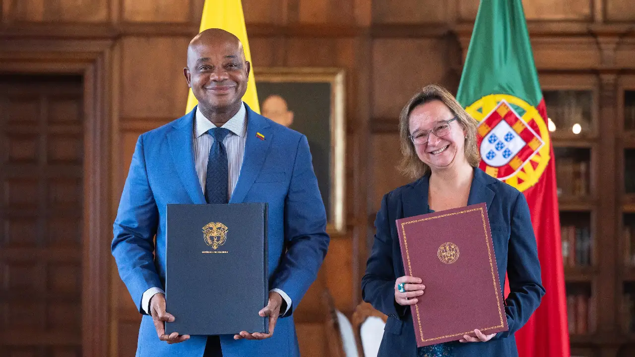 Colombia Inicia Producción de Pasaportes con Ayuda de Portugal