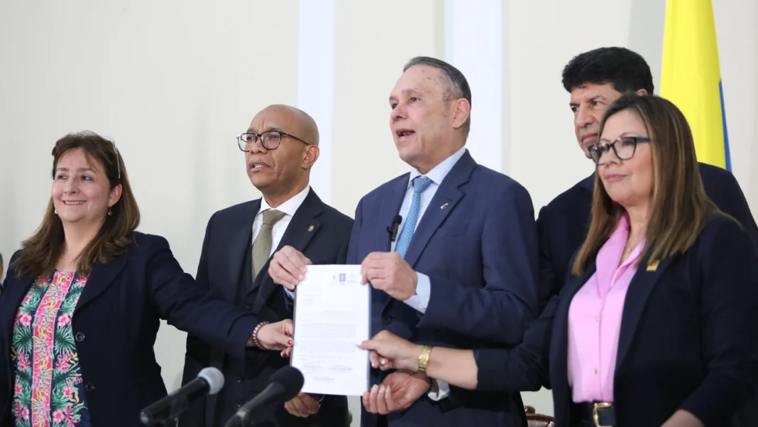 El presidente de la Corte Suprema de Justicia, Gerson Chaverra Castro; la fiscal general de la Nación, Luz Adriana Camargo Garzón; y la ministra de Justicia, Ángela María Buitrago Ruiz, han radicado un proyecto de reforma a la justicia ante el Senado que busca restaurar el equilibrio y la eficacia del sistema penal colombiano.