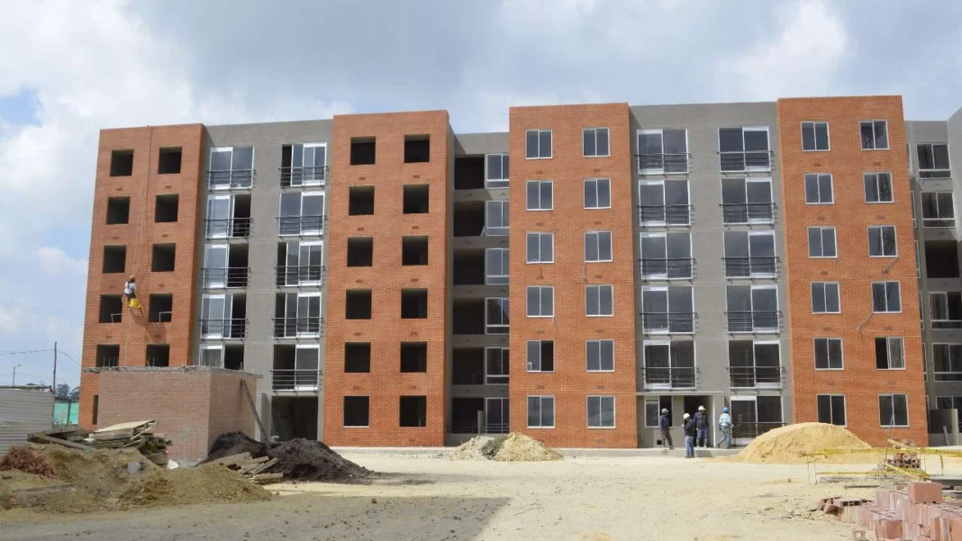 El sector de la construcción de vivienda en Colombia enfrenta una grave crisis: Subsidios reducidos y aranceles afectan la estabilidad 