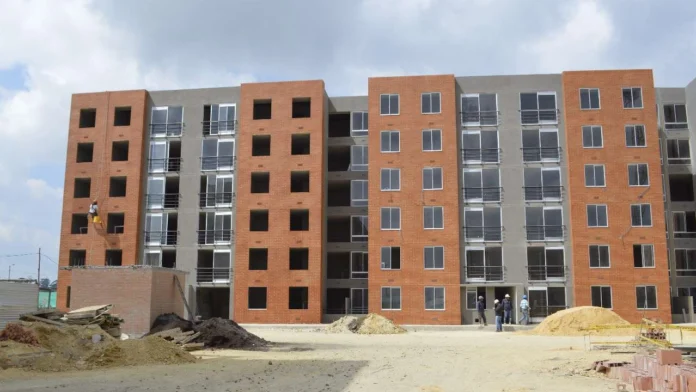 El sector de la construcción de vivienda en Colombia enfrenta una grave crisis: Subsidios reducidos y aranceles afectan la estabilidad 