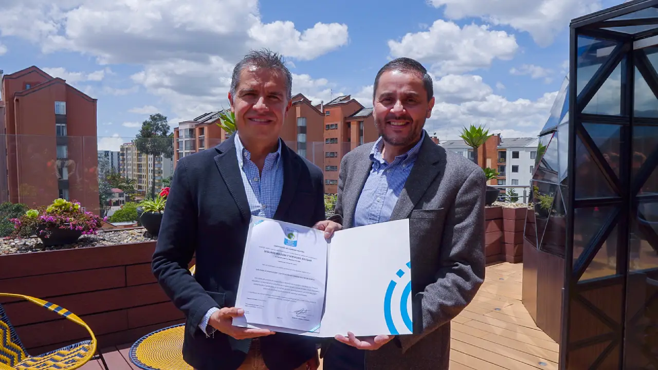 : Leonardo Fuquen, director comercial para la Operación en Colombia y Filiales de Icontec y Álvaro Carrillo, presidente de Seguros Bolívar en la entrega de la certificación de carbono neutro. 