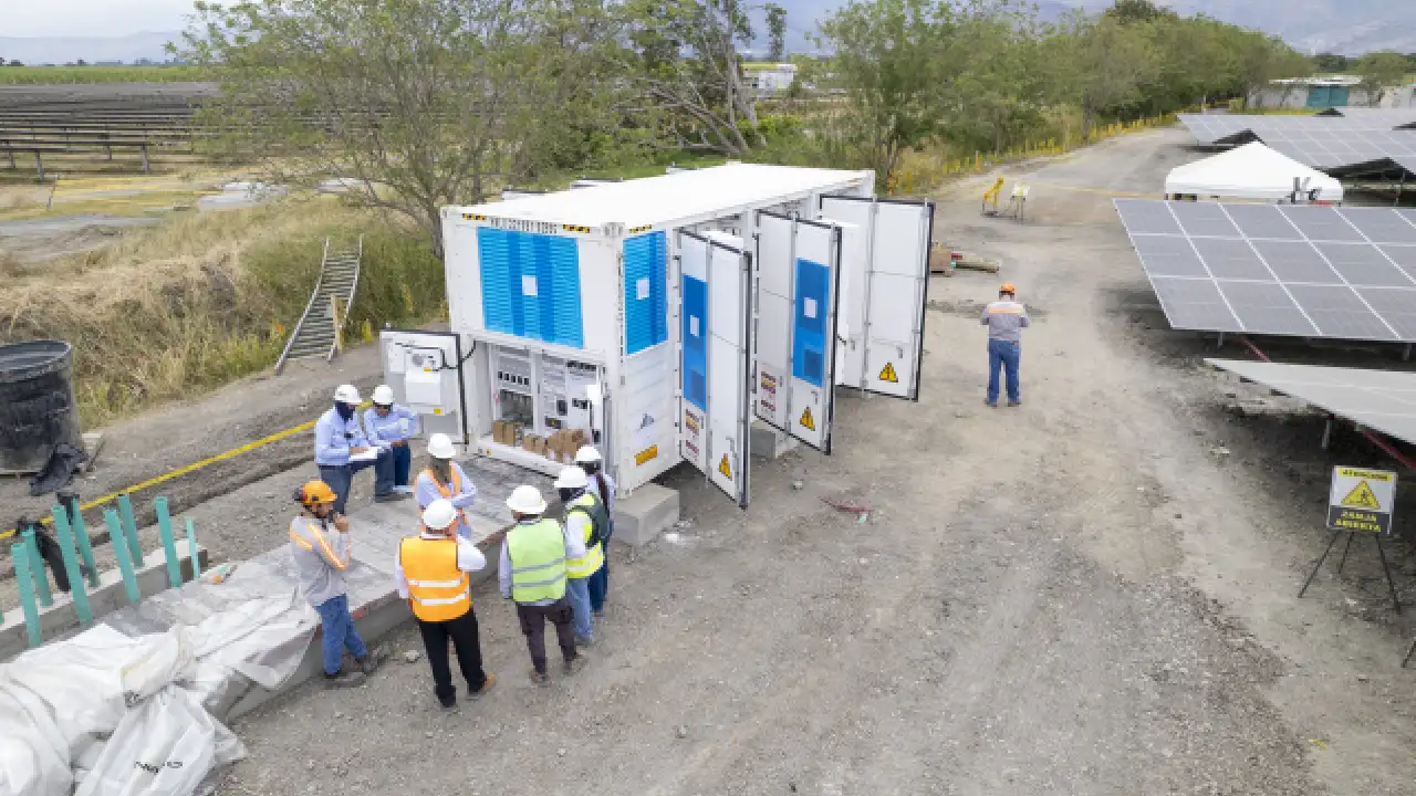 Celsia impulsa la eficiencia solar en Colombia con almacenamiento de energía para funcionamiento nocturno