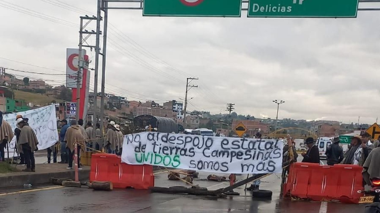 Los bloqueos viales en Colombia están afectando gravemente al turismo, generando pérdidas económicas y cancelaciones de reservas. El impacto de los bloqueos viales en el turismo amenaza la reactivación del sector.