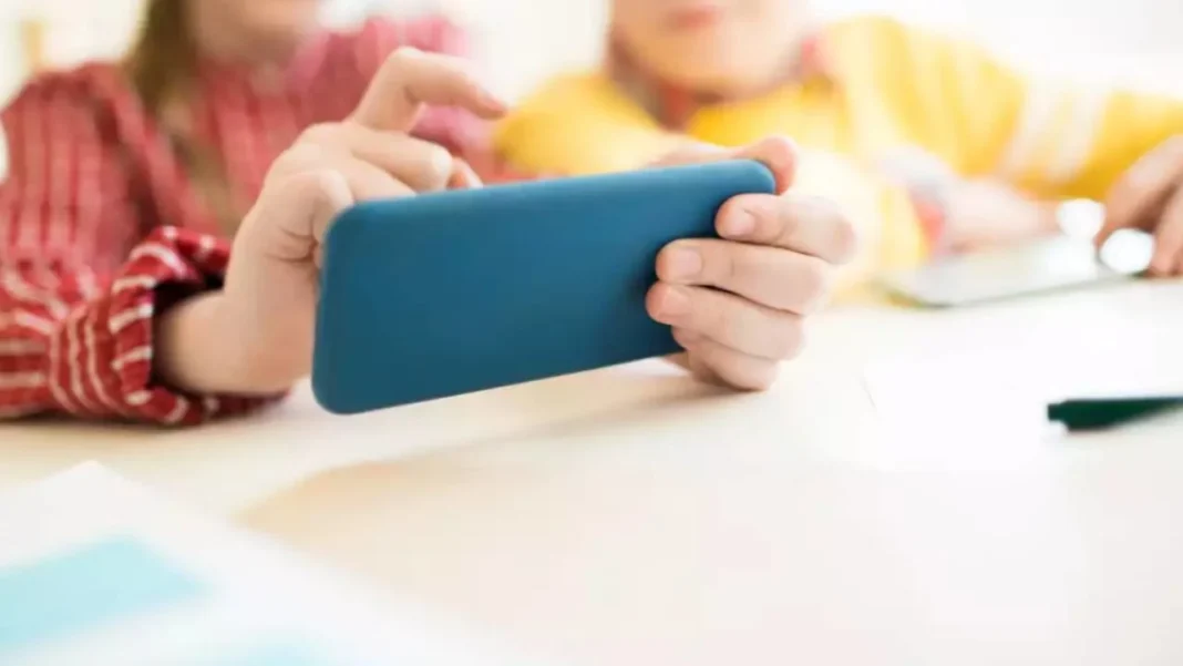 MinTIC confirma que respaldará proyecto que busca regular el uso de redes sociales en menores de 14 años