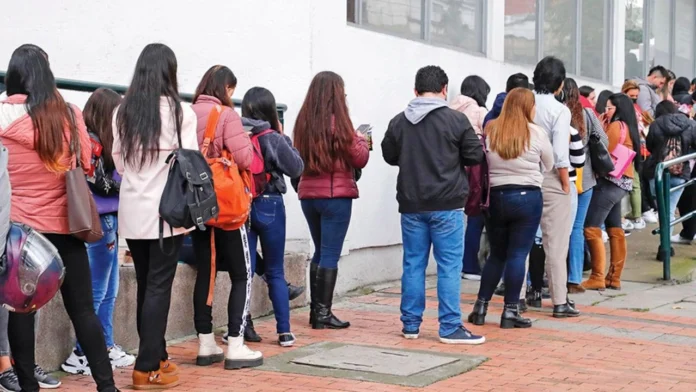 Con una leve disminución al 9,7% en septiembre, el desempleo en Colombia sigue siendo de los más altos en la OCDE, reflejando la necesidad de políticas que impulsan empleos de calidad en el país.