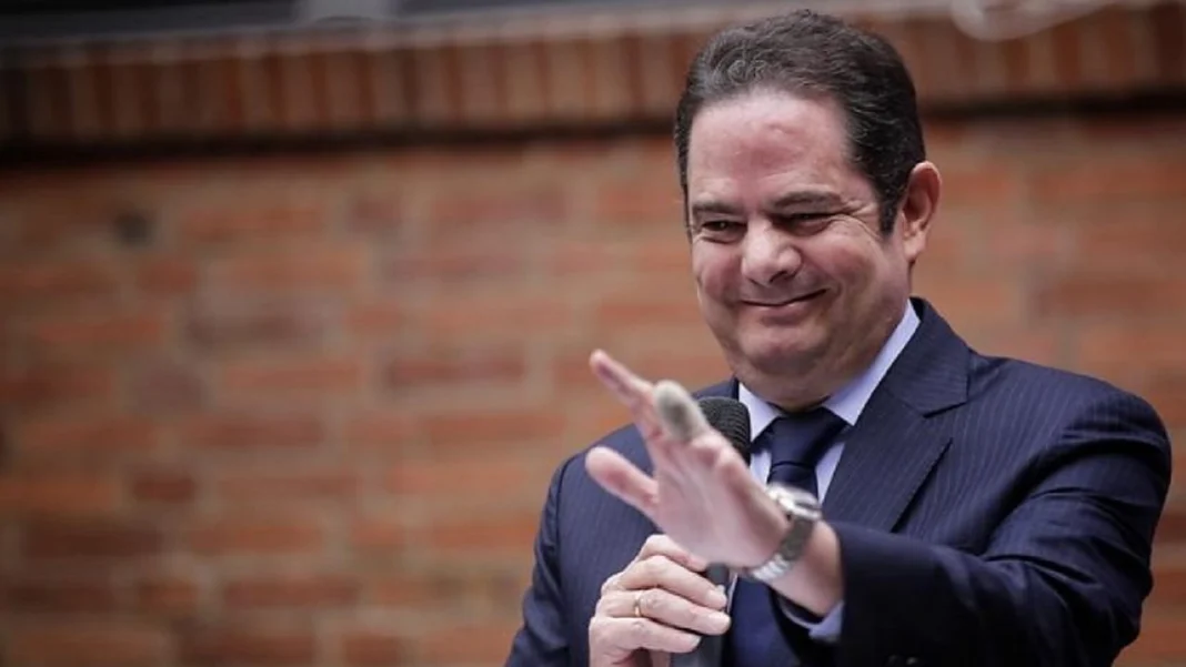 Germán Vargas Lleras, exvicepresidente de Colombia, retoma protagonismo político al criticar al gobierno de Petro y el Pacto Histórico, destacando la necesidad de unidad para el cambio en 2026.