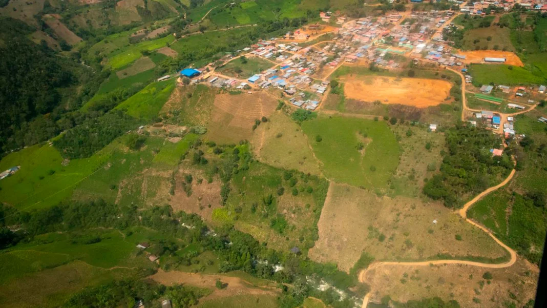 El Ministerio TIC impulsa la conectividad en zonas rurales de Colombia con una inversión de $25.000 millones, beneficiando a 800 hogares e instituciones educativas de El Plateado, Cauca, con internet y educación digital.