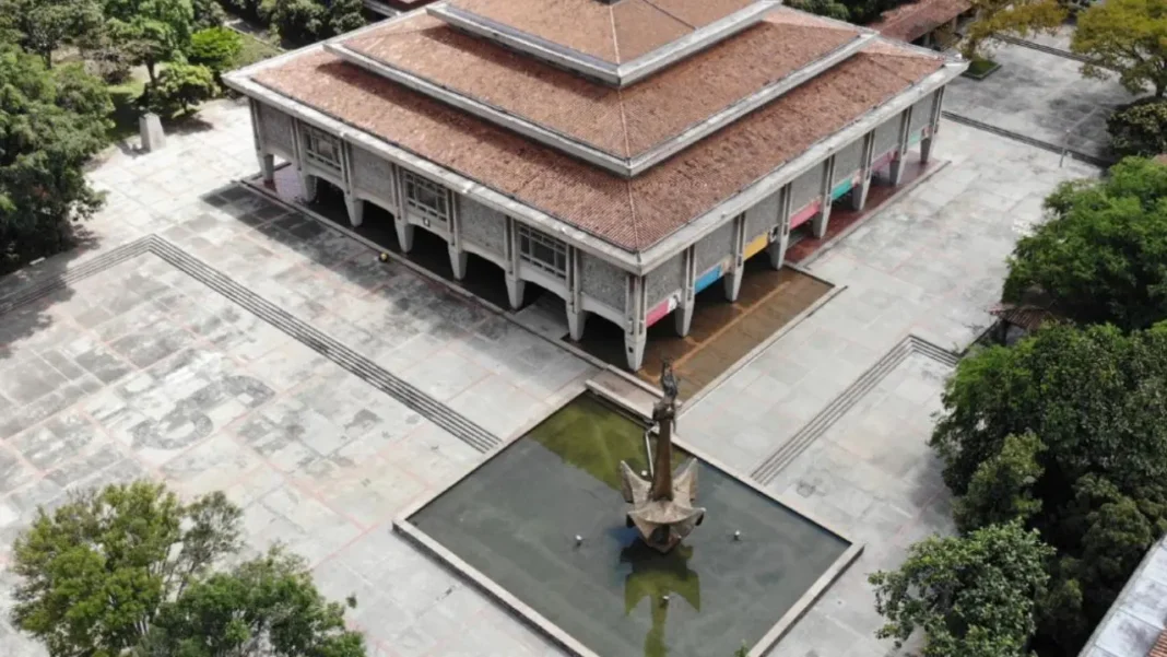 La Universidad de Antioquia recibe un crédito de 90 mil millones de pesos por parte de la Gobernación y el IDEA para enfrentar su crisis financiera y garantizar el pago de nómina en medio de la difícil situación económica.