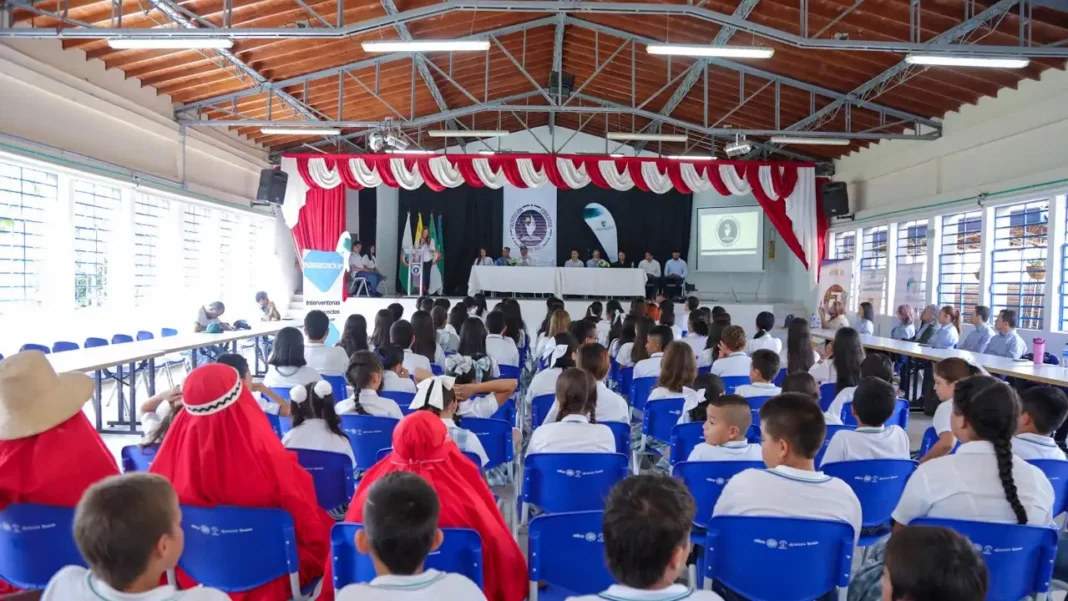 Empresas privadas invierten $9,015 millones en dotaciones para escuelas en Antioquia