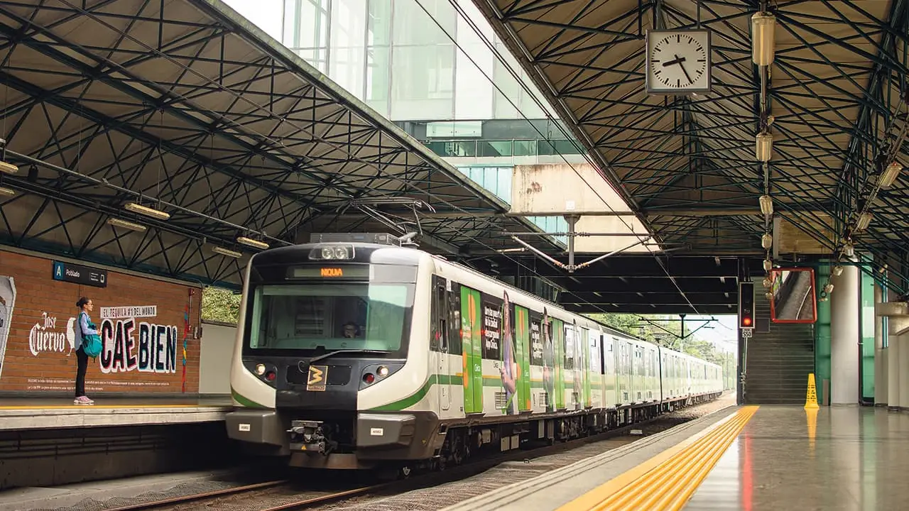 CAF refuerza su presencia en Latinoamérica con la entrega de trenes modernos para los metros de Medellín y Santiago