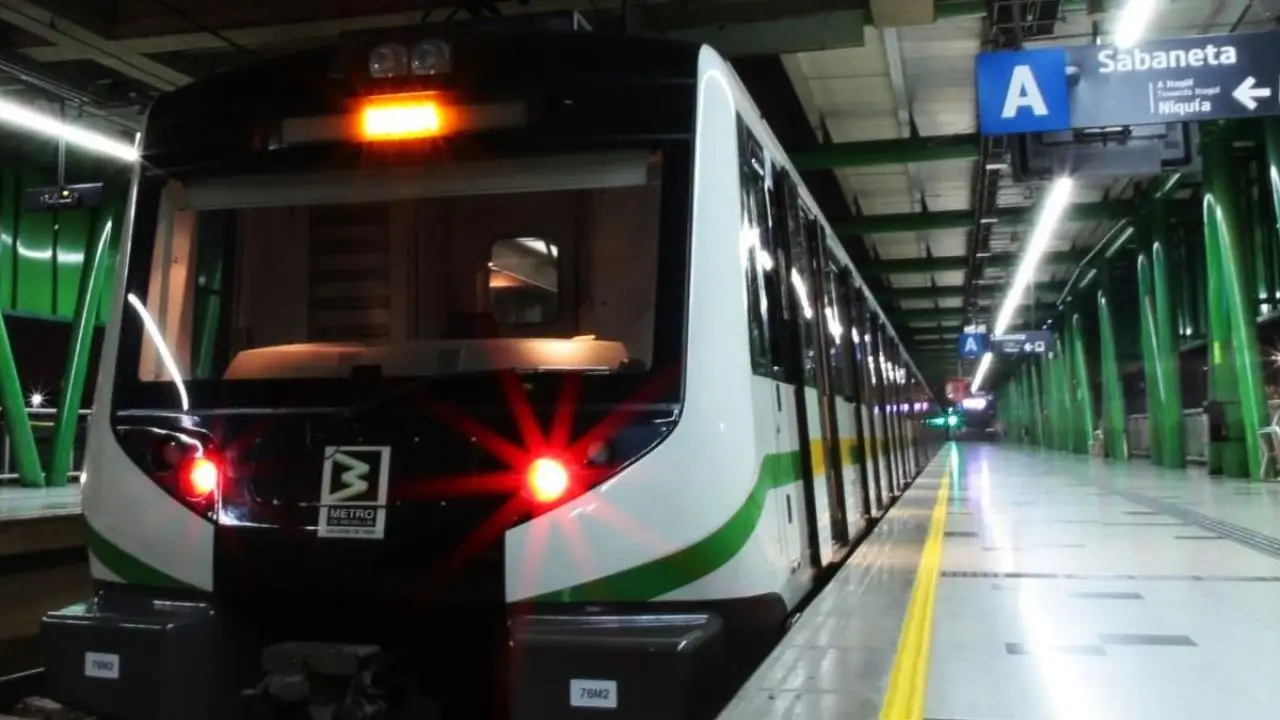 CAF refuerza su presencia en Latinoamérica con la entrega de trenes modernos para los metros de Medellín y Santiago