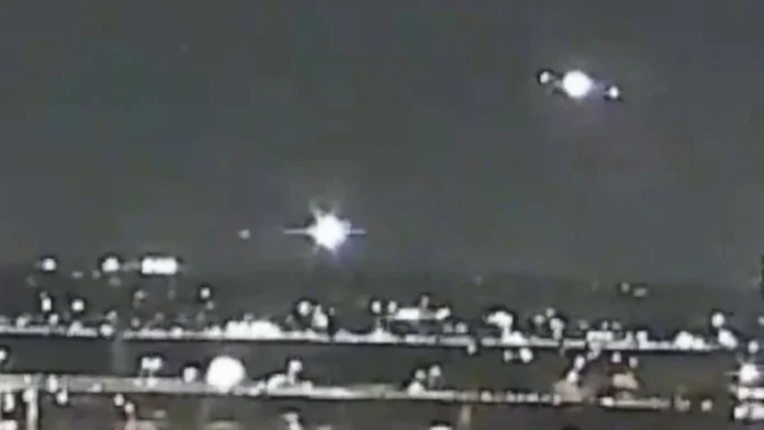Los videos del accidente aéreo en Washington muestran el impacto entre un avión de American Airlines y un helicóptero militar sobre el río Potomac. La tragedia dejó decenas de muertos y ha generado cuestionamientos sobre la seguridad aérea en EE.UU. Los videos del accidente aéreo en Washington muestran el impacto entre un avión de American Airlines y un helicóptero militar sobre el río Potomac. La tragedia dejó decenas de muertos y ha generado cuestionamientos sobre la seguridad aérea en EE.UU.