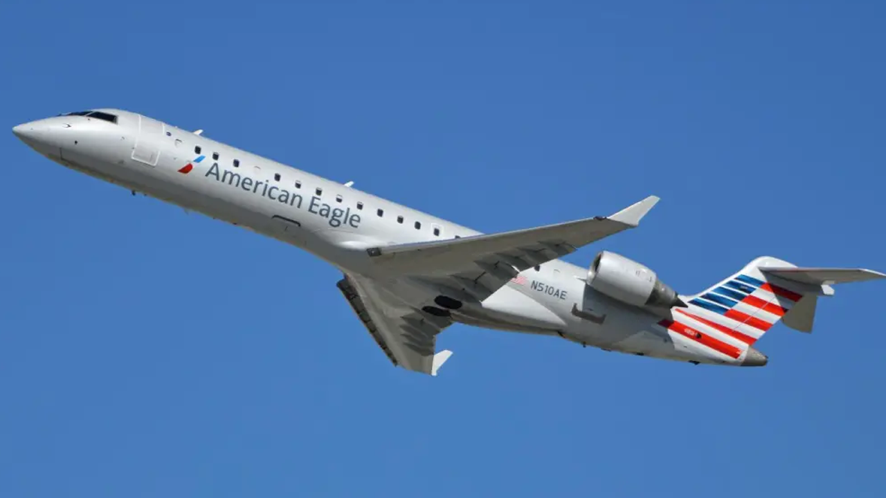 El avión accidentado es un Bombardier CRJ700 que cubría la ruta desde Wichita, Kansas, hacia la capital estadounidense