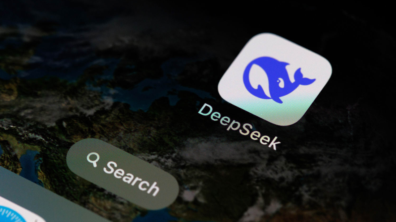 DeepSeek, la IA china de código abierto, destaca por su alto rendimiento y bajo costo, superando a modelos occidentales como GPT-4, mientras redefine la competencia en inteligencia artificial.