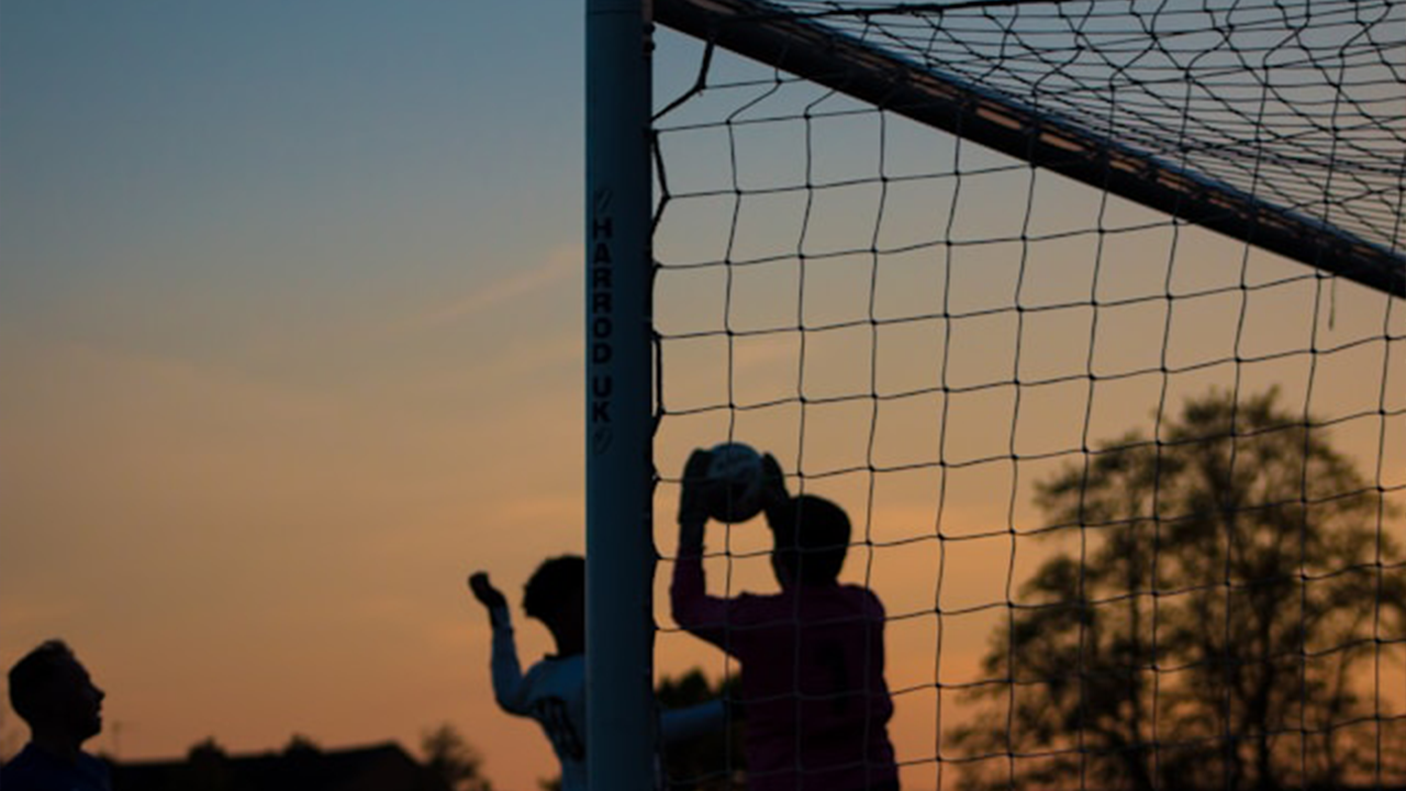 En Colombia, el fútbol es mucho más que un deporte: es una pasión que atraviesa generaciones, une comunidades y desata emociones en cada rincón del país.