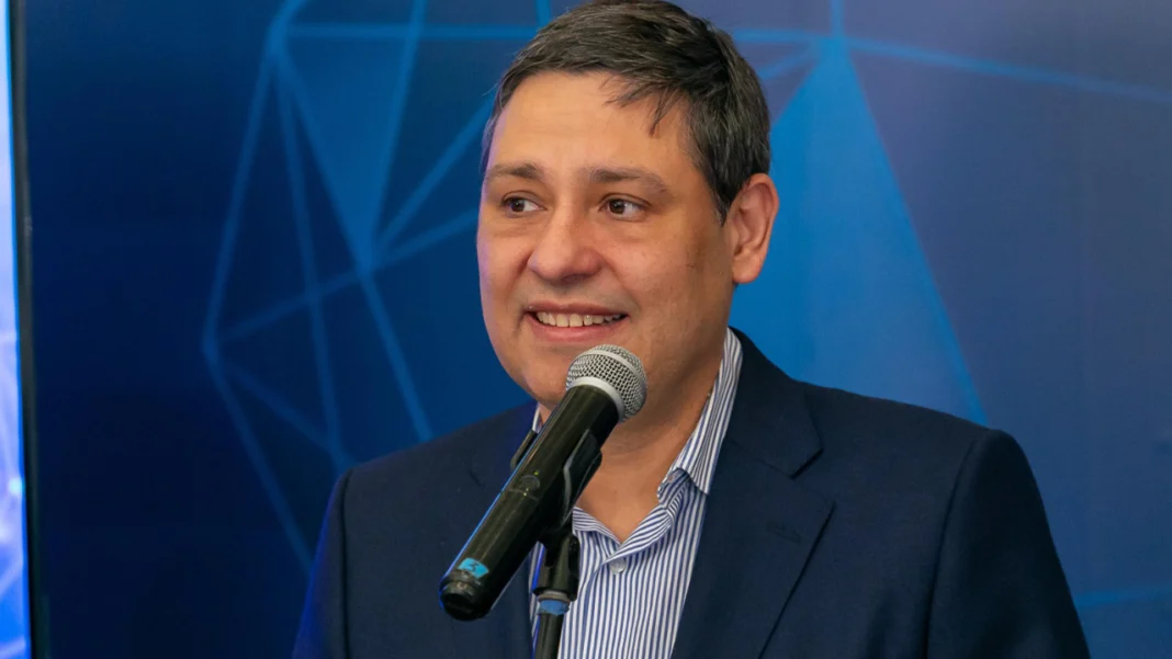 Después de estar por casi 2 años en el cargo, Mauricio Lizcano ha presentado su renuncia al Ministerio TIC, donde aprovechó la oportunidad para agradecer a todos y destacar logros durante su gestión.