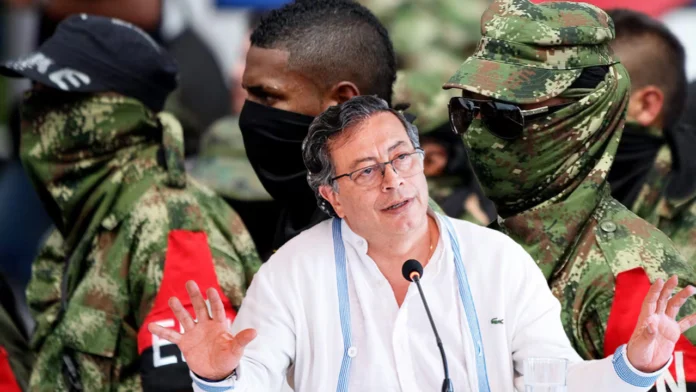 El presidente Gustavo Petro ha decidido suspender el proceso de paz con el ELN debido a diversos factores como la creciente ola de guerra desatada en el Catatumbo entre la guerrilla y disidencias de las FARC.