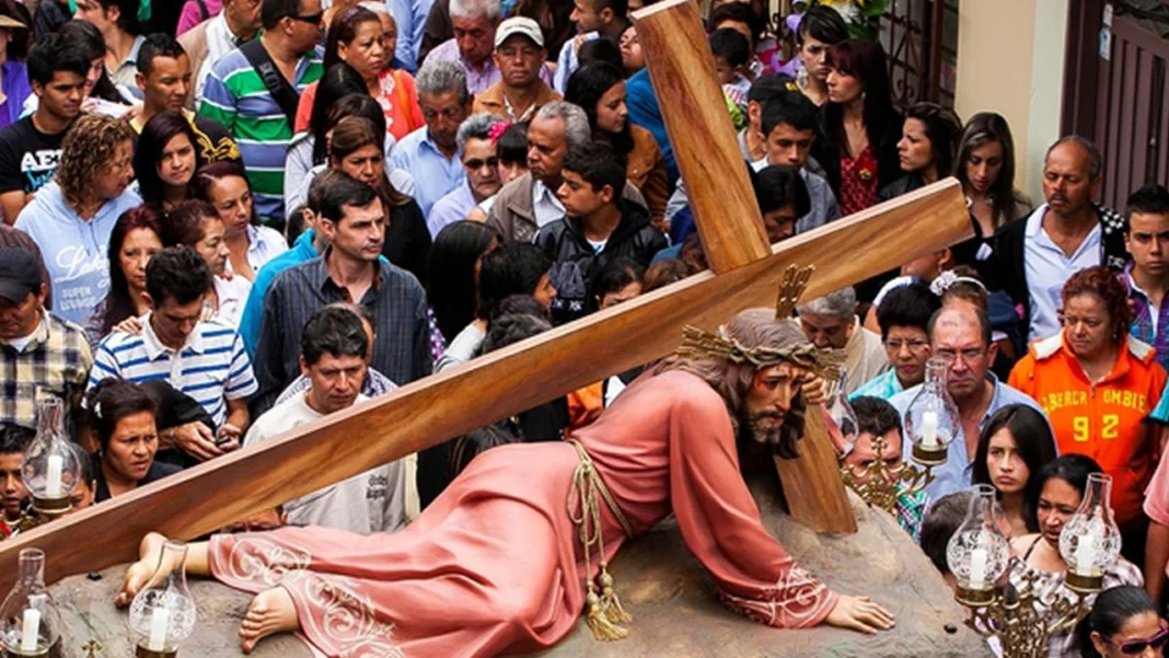 La Semana Santa 2025 en Colombia se celebrará del 13 al 20 de abril, una fecha clave para la tradición religiosa y el turismo. Ciudades como Popayán, Mompox y Tunja recibirán millas de fieles y viajeros que buscan vivir esta conmemoración en sus procesiones y actos litúrgicos.