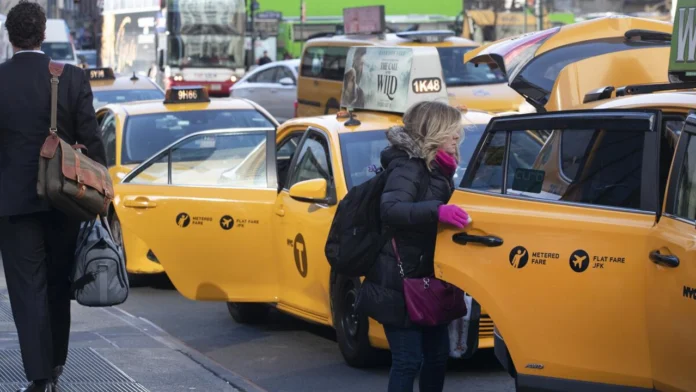 La carrera mínima en Bogotá tendrá un aumento de $ 1.100, mismo que se efectuará a partir del próximo sábado 1 de febrero, adicional a ello habrán aumentos en los recargos nocturnos y al aeropuerto. La carrera mínima en Bogotá tendrá un aumento de $ 1.100, mismo que se efectuará a partir del próximo sábado 1 de febrero, adicional a ello habrán aumentos en los recargos nocturnos y al aeropuerto.