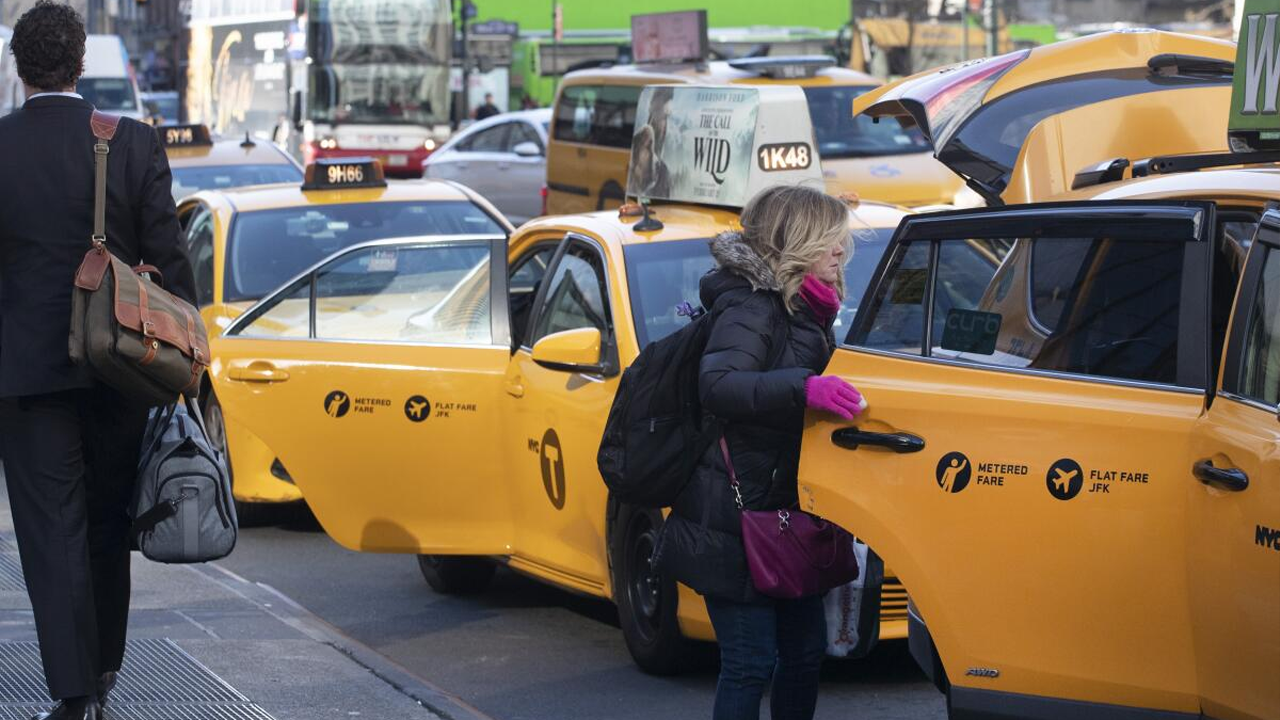 La carrera mínima en Bogotá tendrá un aumento de $ 1.100, mismo que se efectuará a partir del próximo sábado 1 de febrero, adicional a ello habrán aumentos en los recargos nocturnos y al aeropuerto.