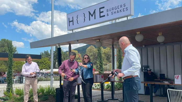 Terpel amplía su oferta gastronómica con la llegada de Home Burgers a sus estaciones de servicio en Bogotá, Cartagena y Barranquilla. Esta alianza fortalece su estrategia de conveniencia y prevé la apertura de 10 nuevos puntos en 2025, ofreciendo a los viajeros hamburguesas premium en carretera.