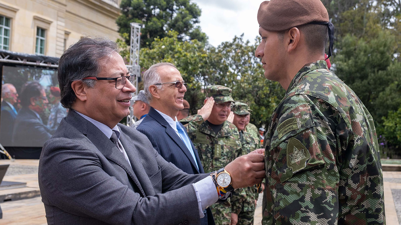 Hoja de vida y quién es el General Pedro Sánchez, nuevo Ministro de Defensa de Petro