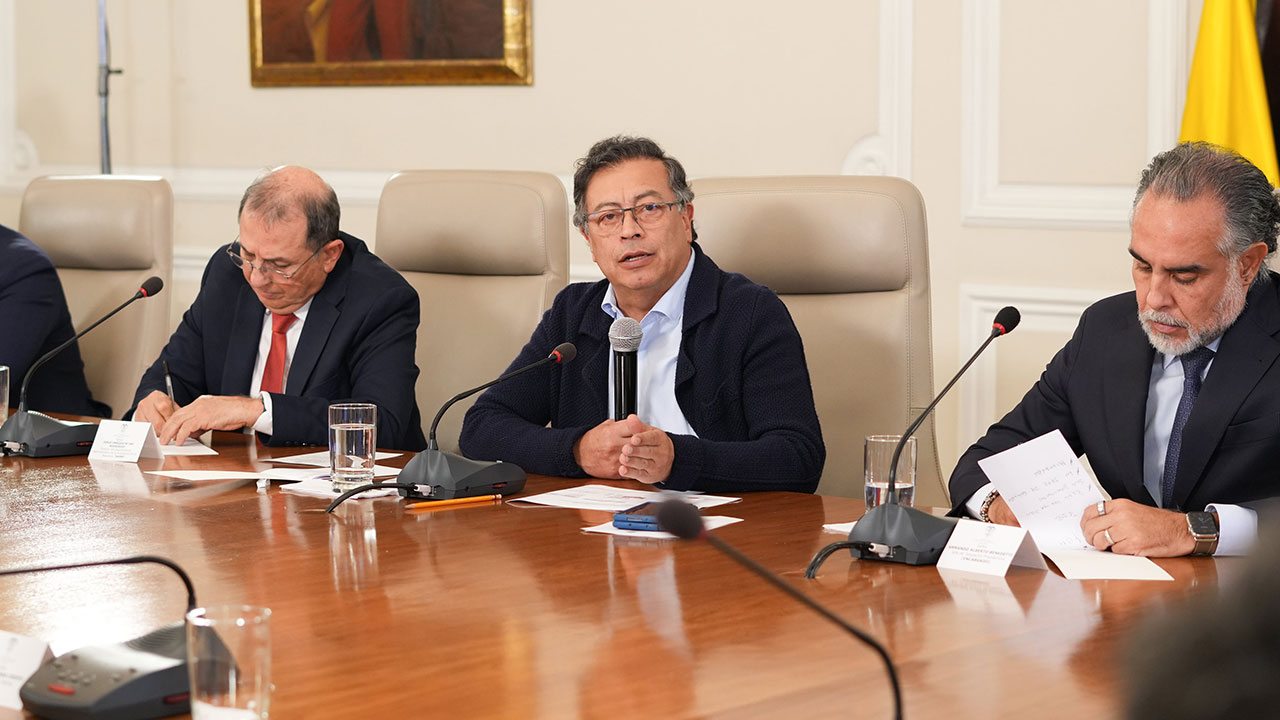 En una jornada sin precedentes, el presidente Gustavo Petro realizó un Consejo de Ministros televisado que reveló tensiones dentro de su Gobierno