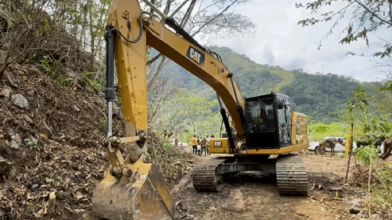 Gobernación de Antioquia entrega estudios para la vía de El Aro tras 15 años de espera