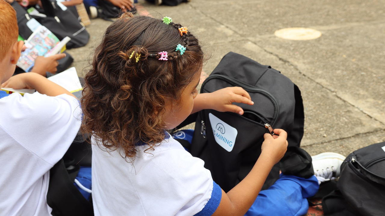 Aris Mining fortalece la educación en Antioquia y Caldas con la entrega de 7.500 kits escolares y mejoras en infraestructura educativa y deportiva, beneficiando a miles de estudiantes y comunidades rurales.