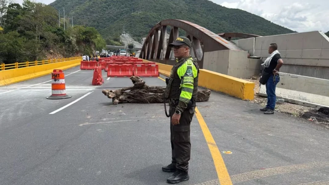 Los bloqueos en la vía Bogotá-Girardot han generado trancones de hasta 25 kilómetros. Manifestantes exigen el cumplimiento del Acuerdo de Paz de 2016, afectando la movilidad de cientos de viajeros.